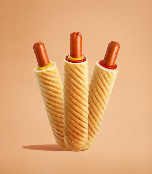 Francia hot dog készlet különböző szószokkal - ketchup, mustár és majonéz narancssárga barna alapon - Fotó, kép