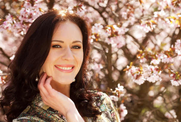 Beautiful young woman in blossom garden - Φωτογραφία, εικόνα