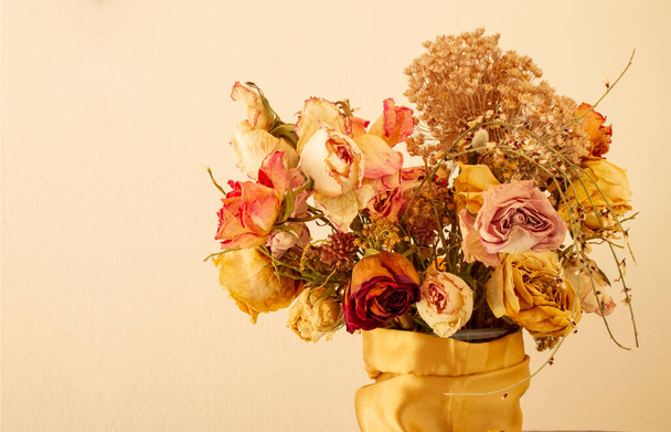 σύνθεση νεκρής ζωής αποξηραμένων λουλουδιών σε χρυσό βάζο - Φωτογραφία, εικόνα