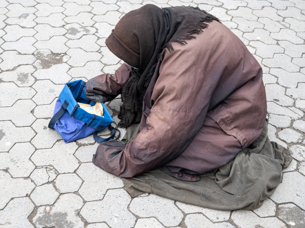 Pobre anciana mendigando limosna en la calle de la ciudad - Foto, Imagen