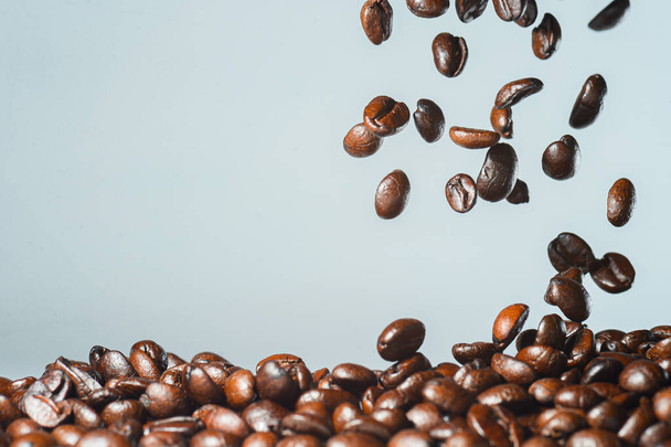 Imagen de fondo de granos de café tostados sobre un fondo claro. - Foto, imagen
