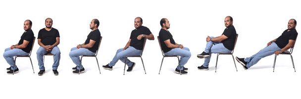 mismo hombre sentado en la silla, varias poses sobre fondo blanco - Foto, Imagen