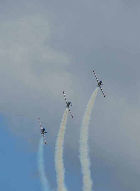Τρία αεροπλάνα στον αέρα δείχνουν με καπνιστά ίχνη - Φωτογραφία, εικόνα
