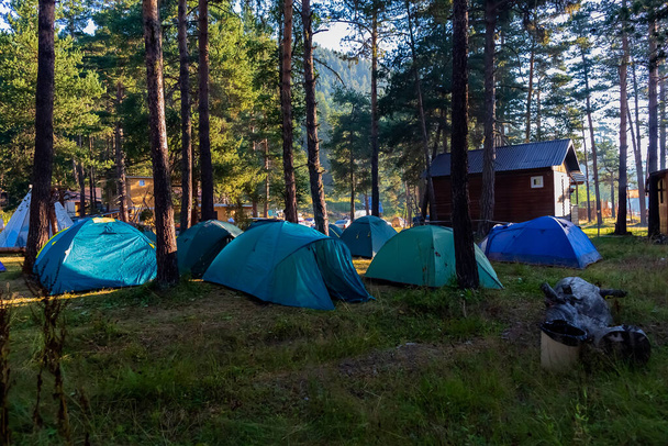 alba del mattino su un campo tenda in una gola di montagna, romanticismo di viaggio e campeggio escursionistico - Foto, immagini