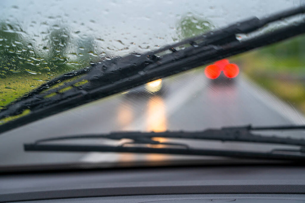 Οδήγηση στη βροχή - Φωτογραφία, εικόνα