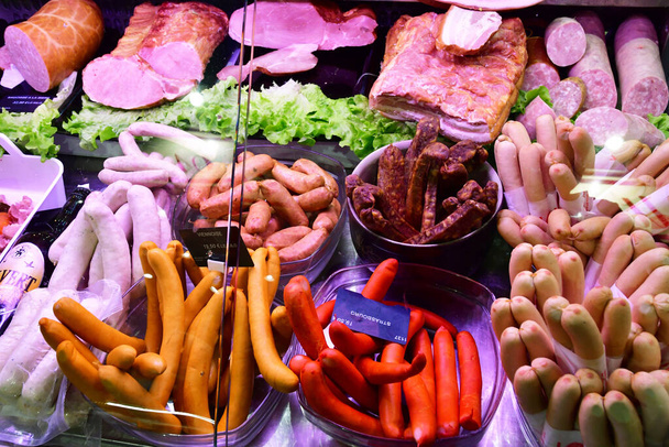 Versailles; Франція - february 2 2021: приготоване м "ясо на ринку - Фото, зображення