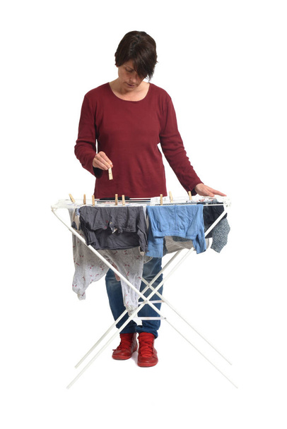 vista frontal de una mujer colgando ropa sobre fondo blanco - Foto, Imagen