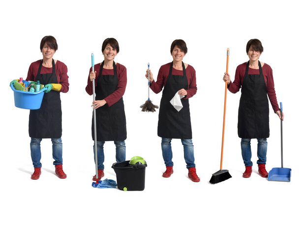 a mesma mulher faz tarefas de limpeza, esfregando pisos, espanando, varrendo, várias limpezas no fundo branco - Foto, Imagem