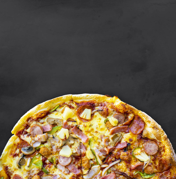 pizza sullo sfondo della lavagna nera. vista dall'alto - Foto, immagini