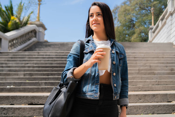 Young woman holding a cup of coffee. - Foto, Bild