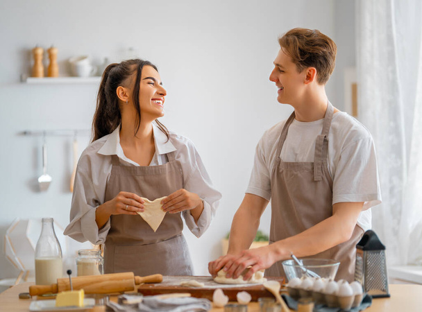 Heureux couple d'amour prépare la pâtisserie dans la cuisine. - Photo, image