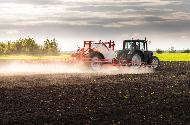Traktor permetező peszticidek terepen permetezővel  - Fotó, kép