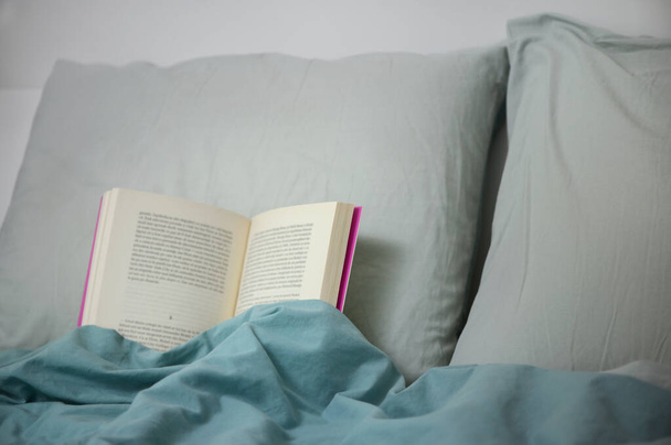 Cconcept Book on Pillow in Bed. Bedtime Story - Foto, Imagem