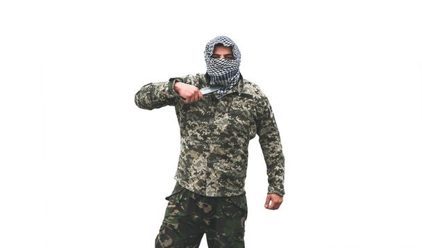 Soldat debout dans l'uniforme de camouflage isolé sur fond blanc. Keffiyeh shemagh bandana à carreaux. Homme avec couteau. - Photo, image
