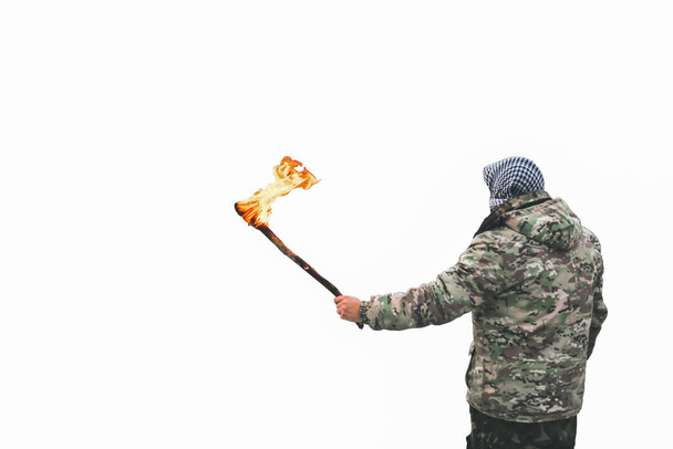 Le soldat tient la torche isolée sur fond blanc. Homme en uniforme de camouflage et bandana à carreaux. - Photo, image