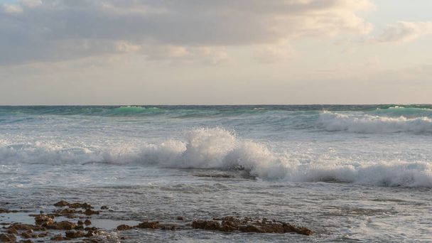  Overdag zeegezicht van de Middellandse Zee aan de kust van Israël bij Haifa. - Foto, afbeelding