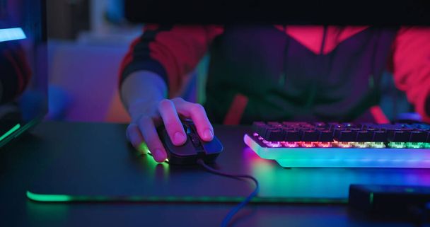 gros plan de pro cyber sport gamer jouer jeu avec clavier RVB  - Photo, image
