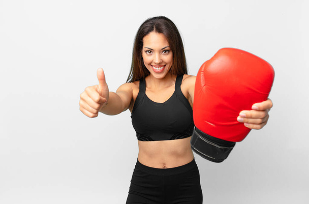 jong hispanic vrouw fitness concept en boksen - Foto, afbeelding
