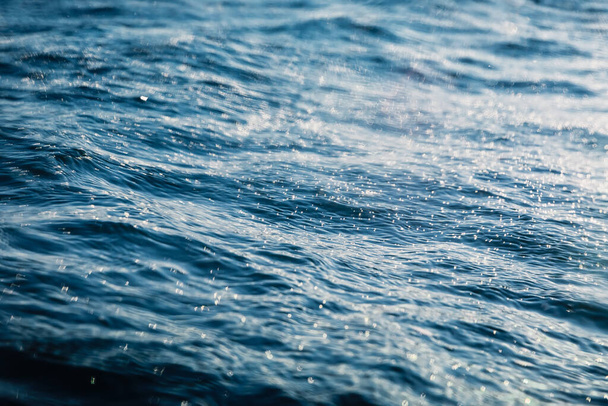 Struttura dell'acqua con onde marine, bokeh e gocce. Fondo liquido - Foto, immagini