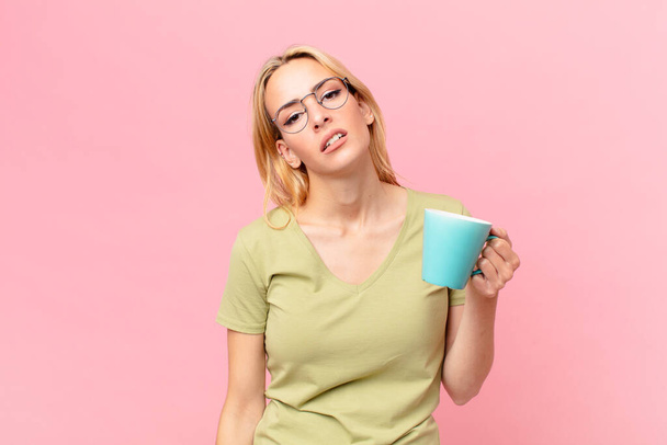 blondynka ładna kobieta pije kawę - Zdjęcie, obraz