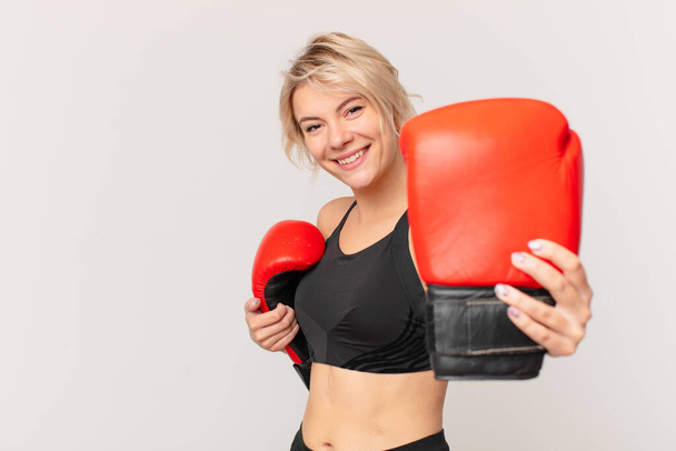 blond pretty woman with boxing gloves - Fotoğraf, Görsel