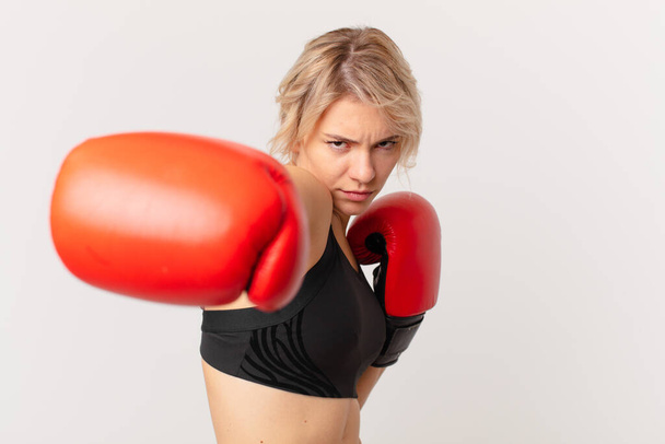 blond pretty woman with boxing gloves - Фото, зображення