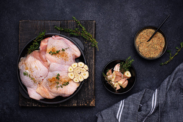Raw uncooked chicken thighs with garlic - Zdjęcie, obraz