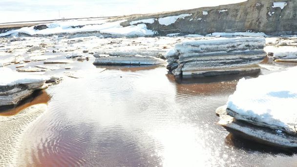 Ανοιξιάτικη πλημμύρα, πάγος επιπλέει στο ποτάμι, Θέα τοπίου στην ακτή του ποταμού επιπλέοντα πάγο παρασύρεται επιπλέει στο παγωμένο ποτάμι νωρίς πλημμύρες άνοιξη, εναέρια άποψη - Φωτογραφία, εικόνα