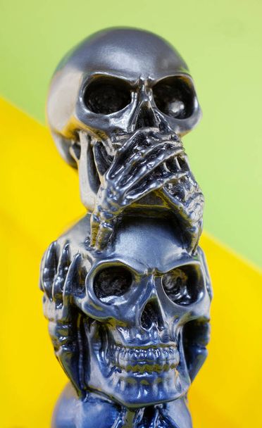 La estatua de los cráneos ningún mal oír o ver en colores grises - Foto, Imagen