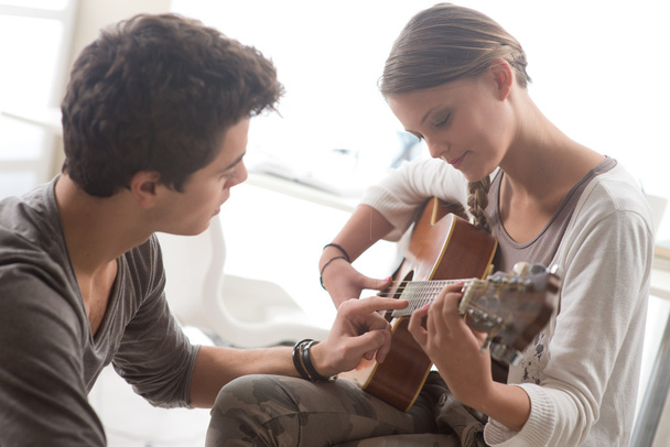 Couple  Learning the guitar - Foto, immagini