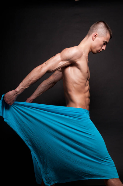 Musculado modelo masculino posando em estúdio - Foto, Imagem