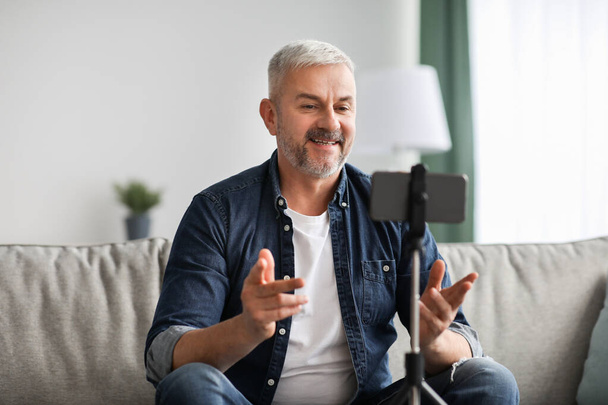 Usmívající se starší muž vlogger vysílání z domova - Fotografie, Obrázek