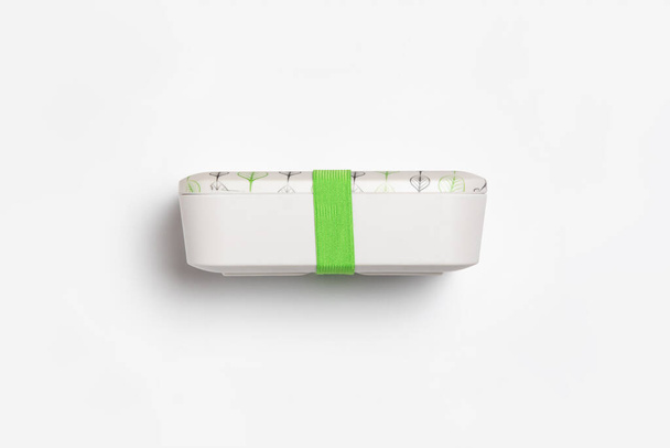Boîte en céramique avec un élastique isolé sur fond blanc. Photo haute résolution. - Photo, image