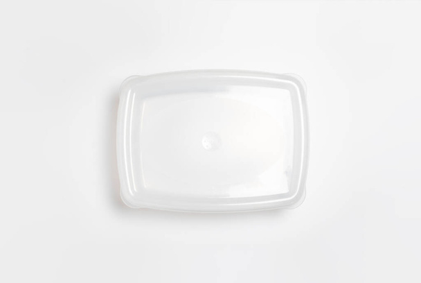 Plastikowy pojemnik na żywność z pokrywą izolowaną na białym tle. Pojemnik na przechowywanie.Fotografia wysokiej rozdzielczości. - Zdjęcie, obraz
