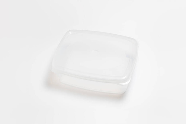 Πλαστικό δοχείο τροφίμων με καπάκι που απομονώνεται σε λευκό φόντο. Δοχείο αποθήκευσης.Υψηλής ανάλυσης φωτογραφία. - Φωτογραφία, εικόνα