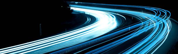 Siniset auton valot yöllä. pitkäaikainen altistus - Valokuva, kuva