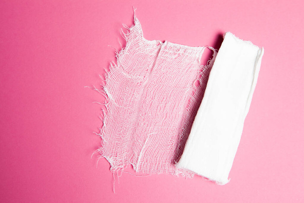 bandage blanc sur fond rose - Photo, image