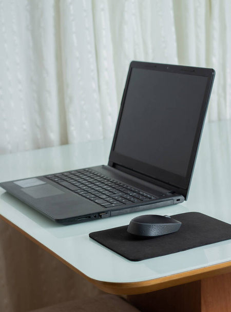 мышь и компьютер под белым столом - Фото, изображение