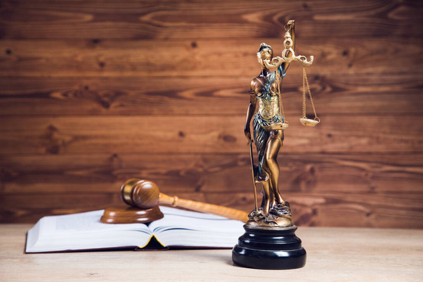 статуя правосудия, книга и молоток на деревянном столе - Фото, изображение