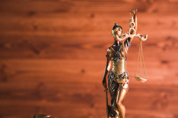 άγαλμα της δικαιοσύνης σε ξύλινο φόντο - Φωτογραφία, εικόνα