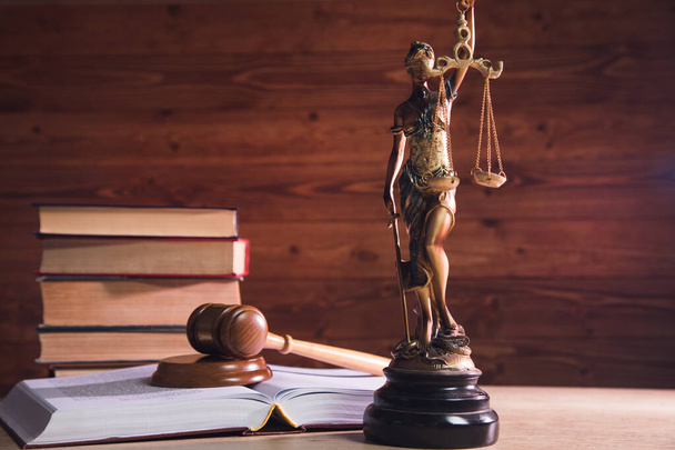 άγαλμα της δικαιοσύνης, βιβλίο και σφυρί σε ξύλινο τραπέζι - Φωτογραφία, εικόνα