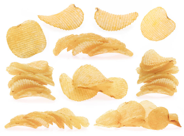 Zestaw chipsów ziemniaczanych izolowanych na białym tle. - Zdjęcie, obraz