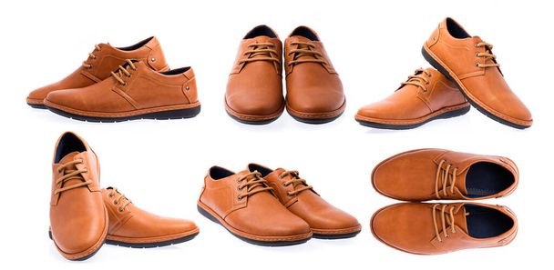 Колекція чоловічого коричневого шкіряного взуття на білому тлі
. - Фото, зображення