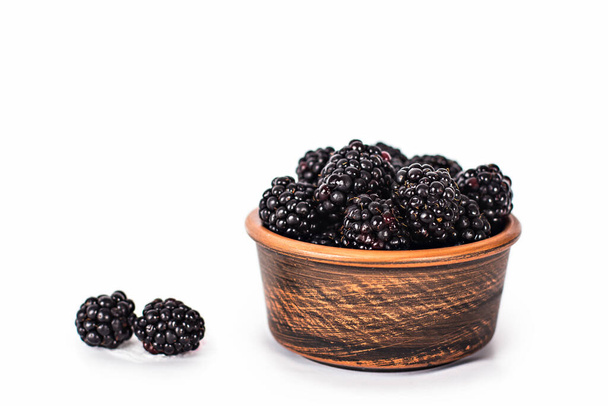 Blackberry isolado no fundo branco. Amoras isoladas. Frutas de amora preta com folha isolada no fundo branco - Foto, Imagem