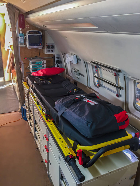 Zurich, Suiza - 11 de noviembre de 2018: Interior de la ambulancia aérea suiza Rega y el avión de rescate en el hangar de servicio en el aeropuerto internacional de Zurich - Foto, imagen