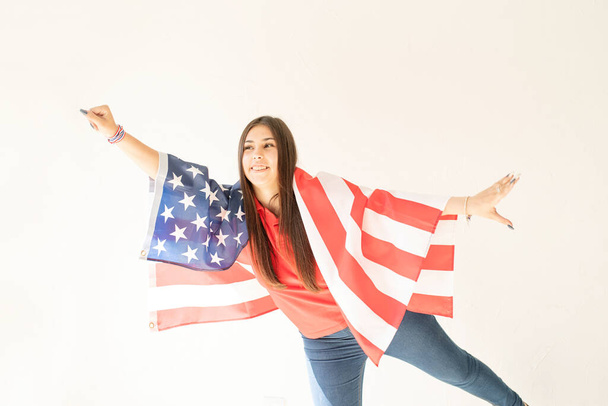 hermosa joven divertida mujer con bandera americana - Foto, Imagen