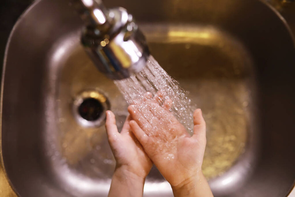 Hygiëne regels. Handwas voor de maaltijd. Antibacteriële behandeling handen met zeep. Een manier om virusinfectie te voorkomen. Bescherming tegen het coronavirus. - Foto, afbeelding