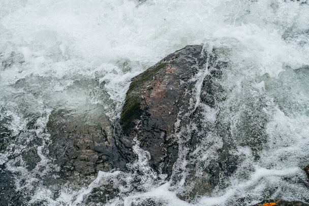 Volledige frame natuur achtergrond met rotsblokken in water kabaal van de berg rivier. Krachtige waterstroom van Mountain Creek. Gestructureerde achtergrond van snelle stroom van bergbeekjes met stroomversnellingen. Grote stenen close-up - Foto, afbeelding