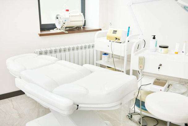 Interior do salão de beleza equipado com aparelhos modernos e equipamentos médicos para hardware ipl cosmetologia na clínica spa de luxo contemporânea - Foto, Imagem