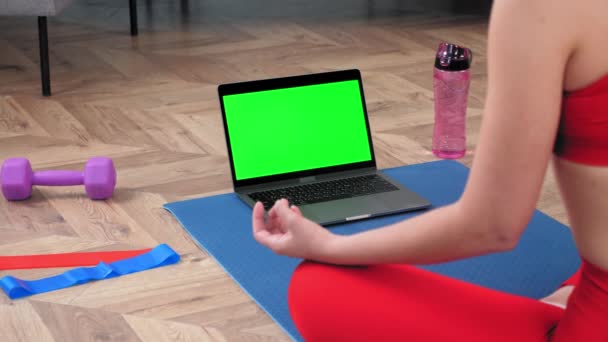 Zöld képernyős laptop: Nyugodt sport nő gyakorlatok jóga online video hívás otthon - Felvétel, videó
